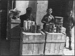 What is the term for the black market that took advantage of Francoist Spain between 1936 and 1952?