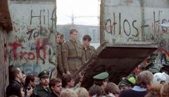 What year the Berlin Wall fell?