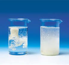 capacidad de mas sustancias o un cuerpo para disolverse al mezclarse con liquido: "como el azúcar con el agua"