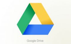 Google Drive te permite almacenar y acceder a tus archivos en cualquier lugar: en la Web, en tu unidad de disco duro o allí donde estés. 
Funciona creando una cuenta de Drive y subiendo los archivos a Google Drive y sincronízalos.