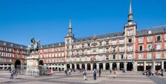 What artistic style belong the main squares of Madrid and Salamanca?