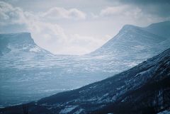 [Ren med lapp i munnen]
Gruvor
Stad: Kiruna
Berg: Kebenekaise (2104 meter)
Sjö: Hornavan
Rymdstation