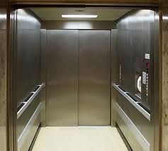 der  Aufzug