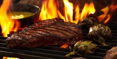 To cook a food in direct contact of the coals or the fire, in an iron or grill in an oven in a high temperature, so that it is maintained juicy and its surface is golden or toasted.