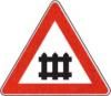 Il segnale raffigurato preannuncia un attraversamento ferroviario munito di barriere o semibarriere