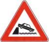 Il segnale raffigurato preannuncia lo sbocco della strada su un molo
