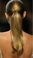Kvinnan har sitt hår i 
___ ____________.