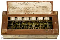 Pascalina:
 fue la primera calculadora que funcionaba a base de ruedas y engranajes, inventada en 1642.