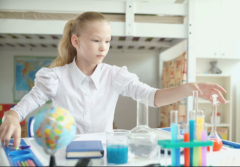 Maria es una estudiante de química.