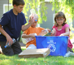 Los jóvenes trabajan en el proyecto de reciclaje.