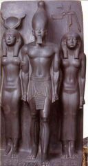 triada de mikerinos
uno de los mas notables grupos escultoricos de la dinastia IV. el faraon miscerinos,en el centro y a su derecha la diosa hathor, con cuernos y el disco solar sobre su cabeza y al lado izquierdo la del nomo de cinopolis, portan...