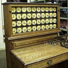Electromecanica.En 1896 se crea la maquina tabuladora la primera en funcionar con una estructura electrica para pasar las tarjetas perforadas sobre los contadores .