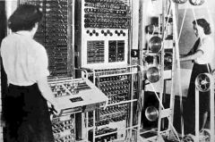 Las primeras computadoras.Las máquinas Colossus fueron los primeros dispositivos calculadores electrónicos usados por los británicos para leer las comunicaciones cifradas alemanas durante la Segunda Guerra Mundial. Colossus fue uno de los prime...