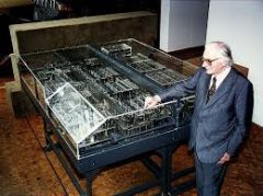 Electromecanico.Z1 fue la primera calculadora mecanica binaria operada con electricidad.