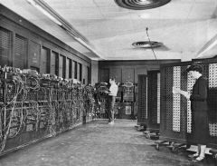 Las primeras computadoras.La ENIAC fue construida en la Universidad de Pensilvania por John Presper Eckert y John William Mauchly, ocupaba una superficie de 167 m² y operaba con un total de 17.468 válvulas electrónicas o tubos de vacío que a s...