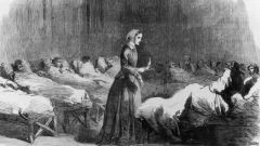 Florence Nightingale, fue conocida así al publicarse una imagen de ella portando una lámpara en las rondas nocturnas, durante su trabajo en los hospitales de campaña en la guerra de Crimea.