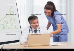 http://p1.pkcdn.com/doctor-enfermera-mostrando-algo-en-la-computadora-portatil_788853.jpg