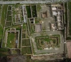 What are the architectural characteristics of the Etruscan city?