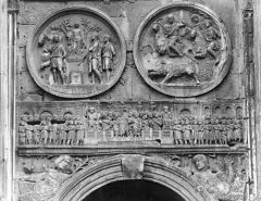 Arch of Constantine, Late Empire, 325
Roundels he stole from other kings, SPOLIA, to show that he was superior, they have a more classical style of drama, movement and human form whereas the relief below is more squat like the Christian style to come is