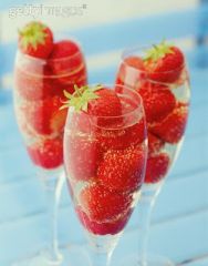 Champagne Glass, No Ice

Strawberry Smash
Fill With Champagne