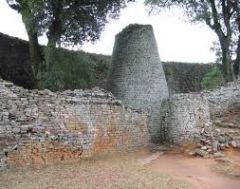  a stone wall made with stones fitted together without mortar
 
Ex: Great Zimbabwe