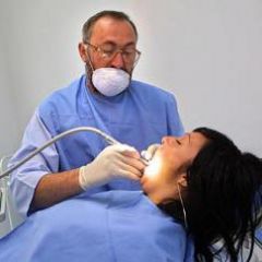 зубной врач
der Zahnarzt