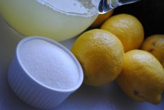 añade azúcar a la lemanade 
(add sugar to the lemonade)