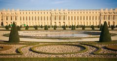 Vilken stil är slottet i Versailles? När byggdes det och av vem?