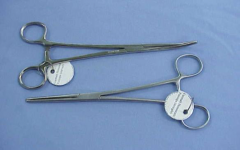 Additional Info
- Larger than a Kelly clamp and often confused with the Peon Clamp of the same
size; Carmalt
clamps have the characteristic jaw structure pictured.     
used to clamp blood vessels
