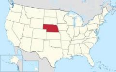 is a state that  lies between great plains and midwestern united states .