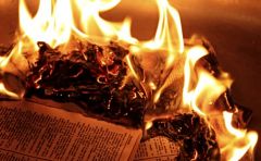 Endommager ou détruire quelque chose par le feu : Brûler des papiers.Blesser quelqu'un, une partie du corps par le feu : L'eau bouillante l'a brûlé à la main droite.Tuer quelqu'un par le supplice du feu.Endommager, altérer quelque chose : Pr...