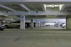 پارکینگ زیرزمینی
die

Eine unterirdische Garage, die als Stellplatz für viele Autos genutzt wird