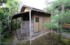 -Sen no Rikyu famous for austerity/wabi-cha and use of calligraphy
-course unrefined plaster for walls and use of humble materials
-infamous/famous entrance: boulders placed below small sliding crawl-sized door raised from the ground